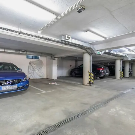 Spacerowa With Parking By Renters Apartment *