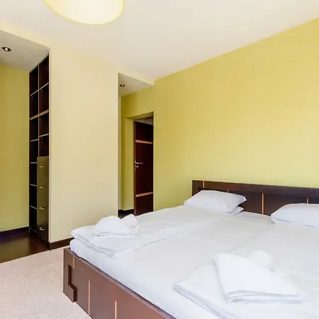 Spacerowa With Parking By Renters Apartment *