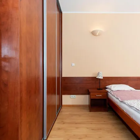 Spacerowa With Parking By Renters Daire *